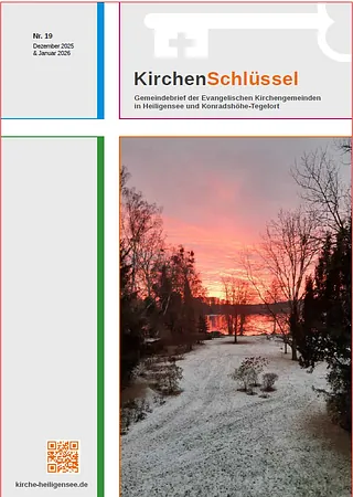 Wiese mit Schnee und einem Sonnenaufgang am Horizont