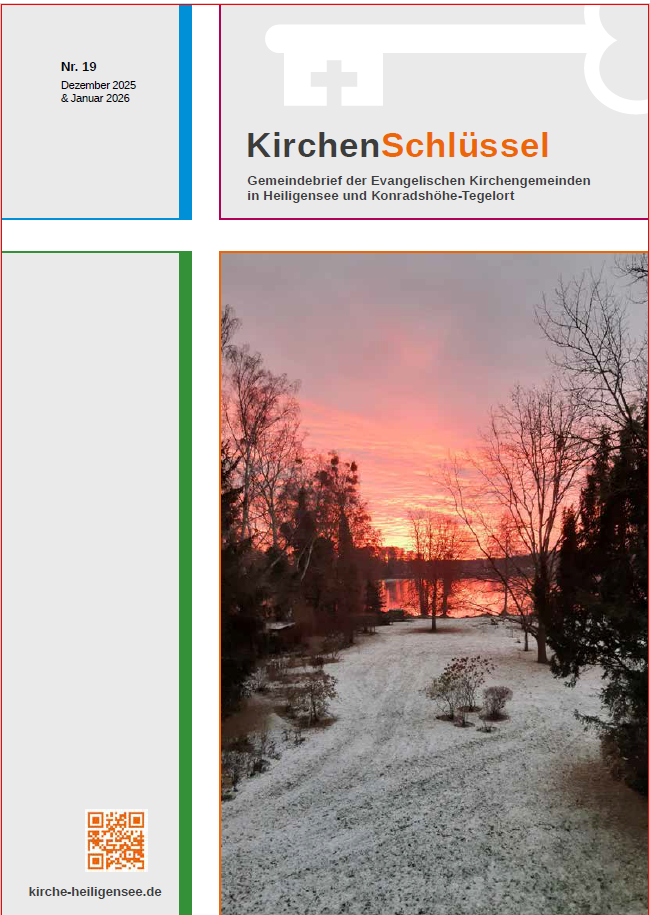 Wiese mit Schnee und einem Sonnenaufgang am Horizont