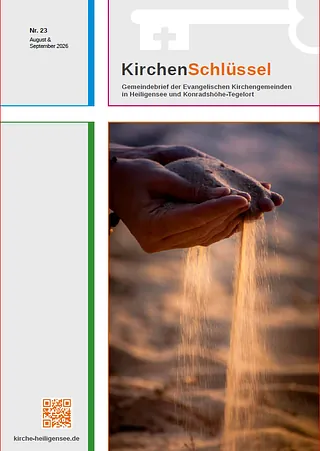 Titelbild des Gemeindebriefes Kirchenschlüssel zeigt eine Hand in der Sand liegt