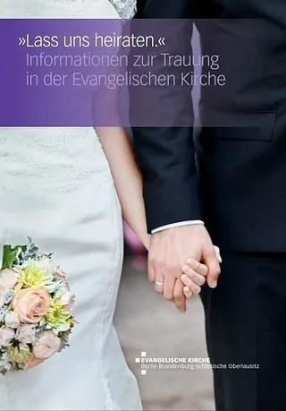 Brautpaar Händchen haltend, Broschüre zur Trauung.