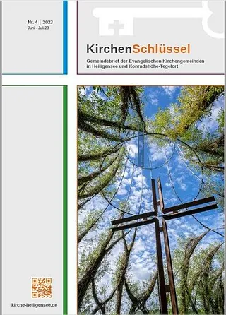 Kreuz mit Himmel und Bäumen in Kunst gespiegelt; Kirchenbrief-Titel.